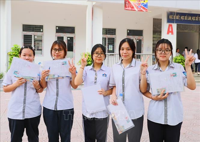 Thí sinh tại Điểm thi trường THPT Đoàn Kết - Hai Bà Trưng (phường Bạch Mai) tới dự kỳ thi tuyển sinh lớp 10 Trung học phổ thông công lập năm học 2026 - 2027. Ảnh: Khánh Hoà - TTXVN